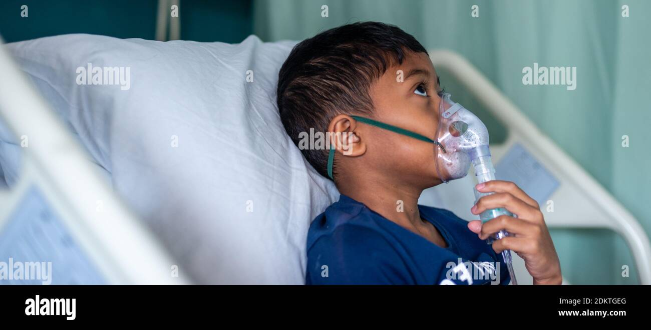 Niño usando nebulizador en el hospital Foto de stock