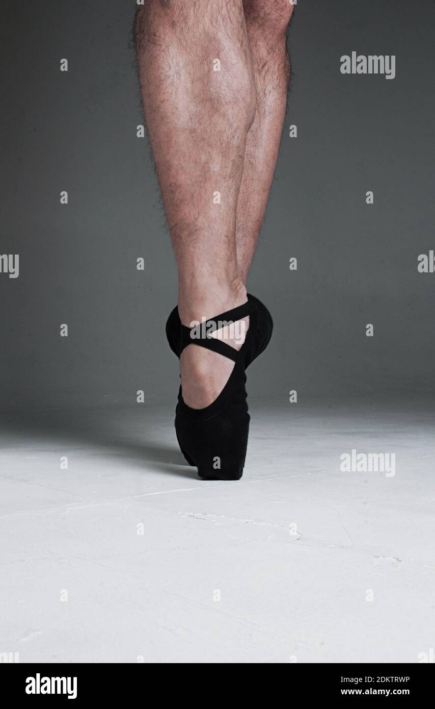 Sección Baja del Hombre Llevando Zapatos de Ballet de pie en el piso  Fotografía de stock - Alamy