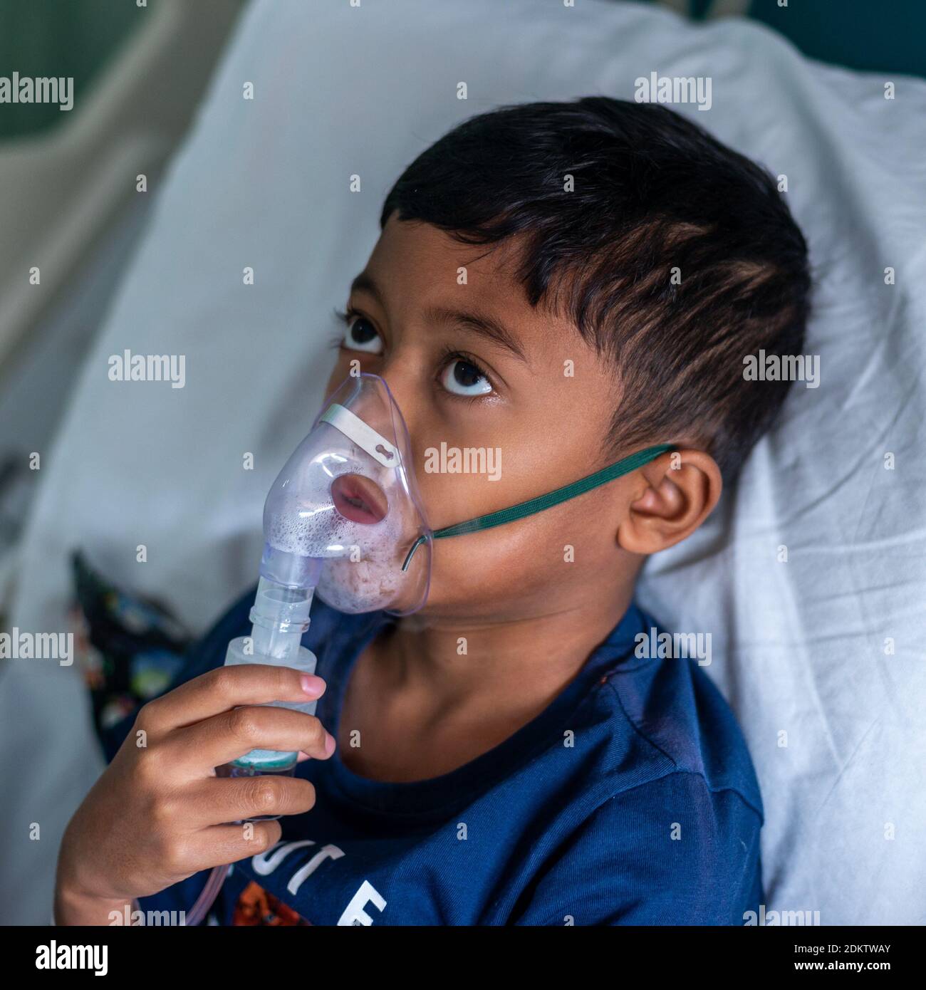 Niño usando nebulizador en el hospital Foto de stock