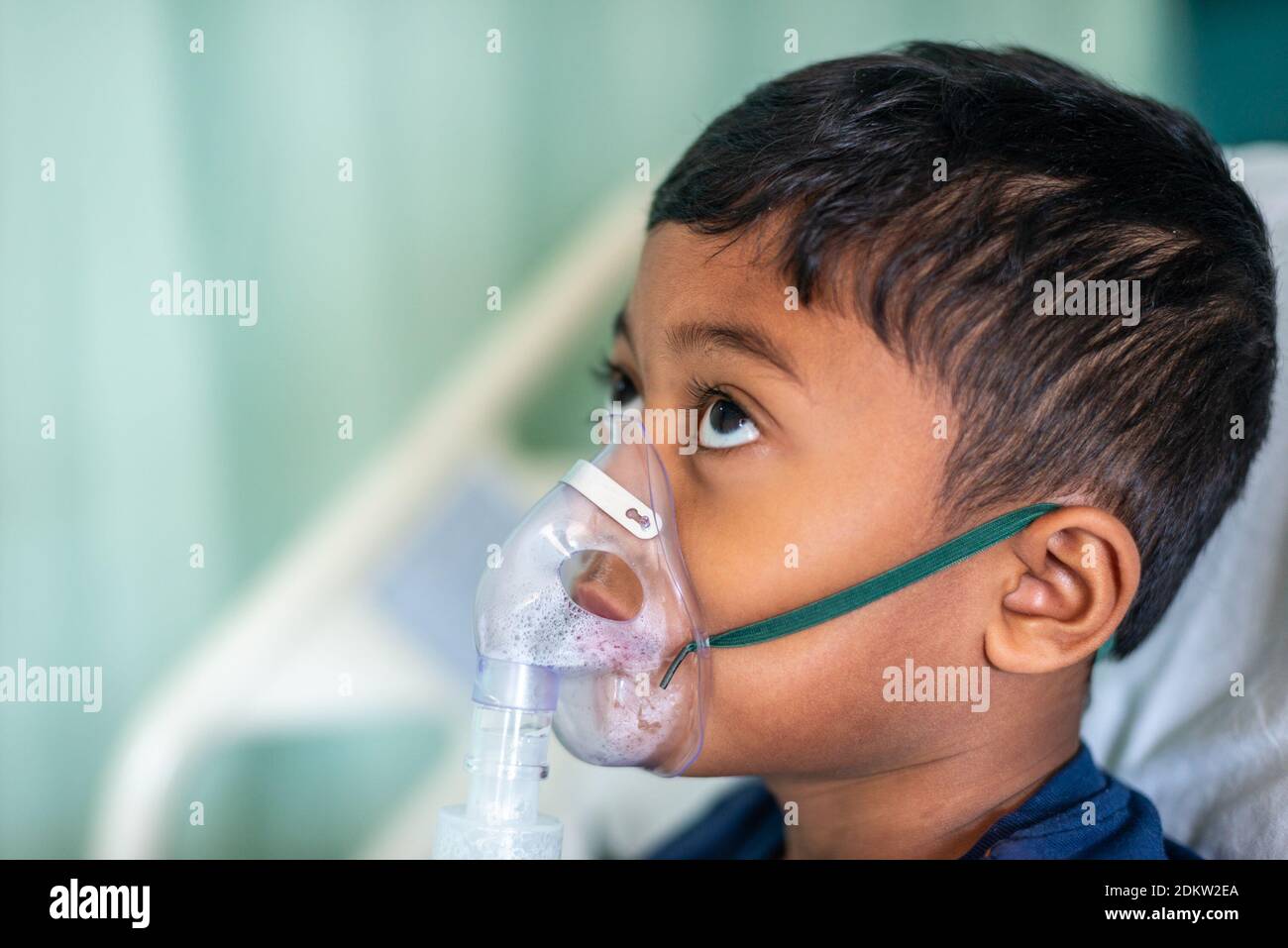 Niño usando nebulizador en el hospital Foto de stock