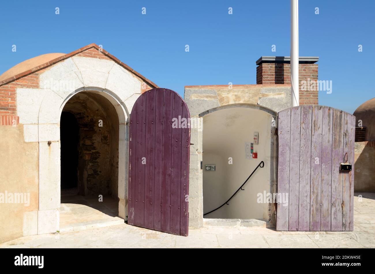 Puertas o azotea de la Ciudadela, fuerte, Fortaleza o Castillo de Saint  Tropez Var Provenza Francia Fotografía de stock - Alamy