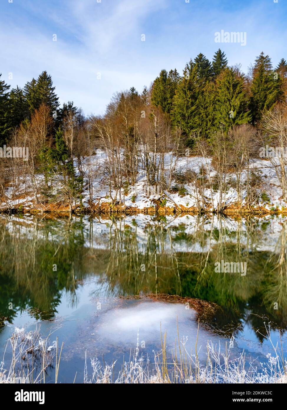 Dejar la mañana en el lago Mrzla vodica en el condado de Gorski Kotar En Croacia Europa parche de hielo hielo superficie de agua es aún visible Foto de stock