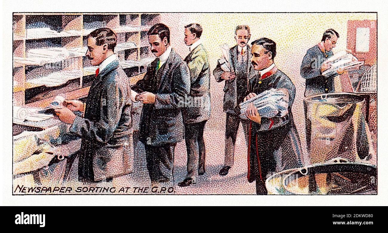 Tarjetas de cigarrillos antiguos. Cigarrillos Ogden (serie de Royal Mail). Clasificación de periódicos en la Oficina General de correos, Londres, Inglaterra. 1909 Foto de stock