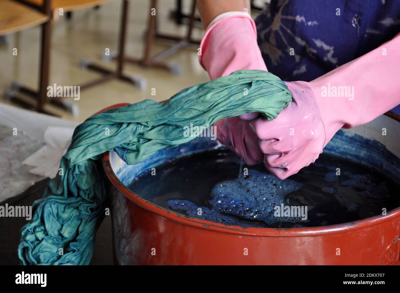 Imagen recortada de la persona lavando ropa en el hogar Fotografía de stock  - Alamy