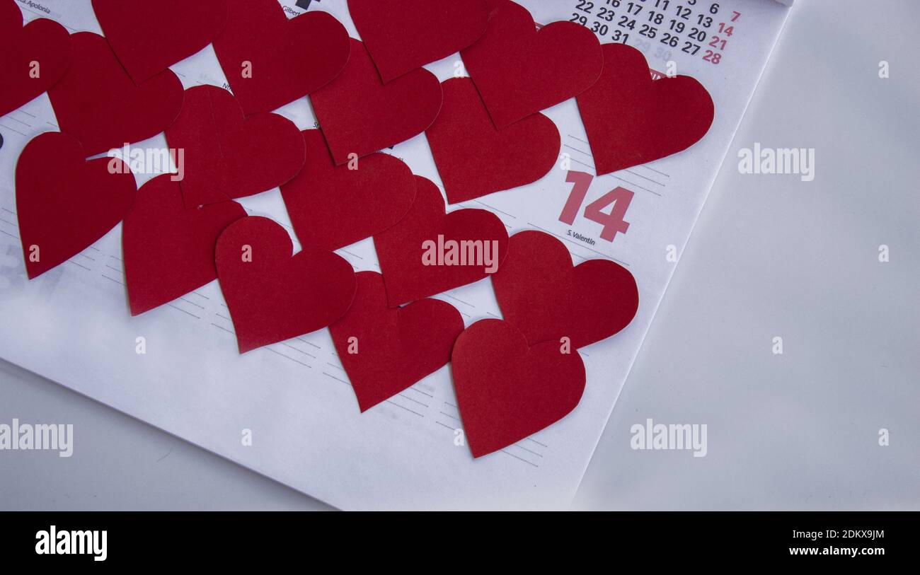 Corazones rojos en el Calendario de Febrero 2021. 14 de febrero marcado con corazones. Primer plano del concepto del día de San Valentín. Foto de stock
