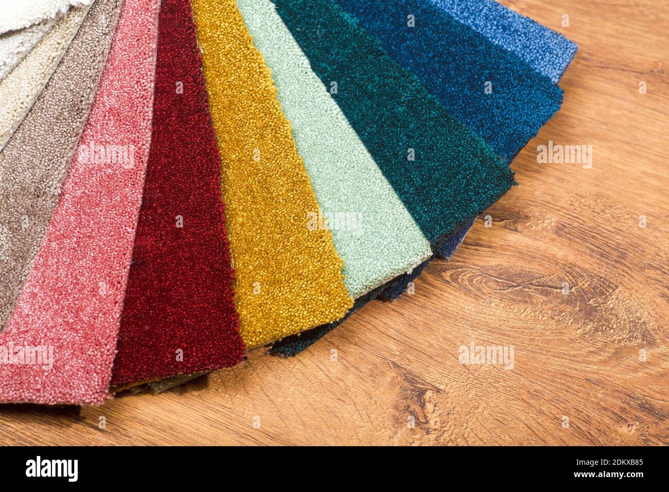 Tipos y muestras de alfombras de diferentes colores. Alfombras para  habitaciones, apartamentos y casas Fotografía de stock - Alamy