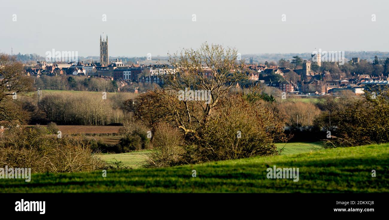 Vista distante de la ciudad de Warwick en invierno desde el pueblo de Hampton-on-the-Hill, Warwickshire, Inglaterra, Reino Unido Foto de stock
