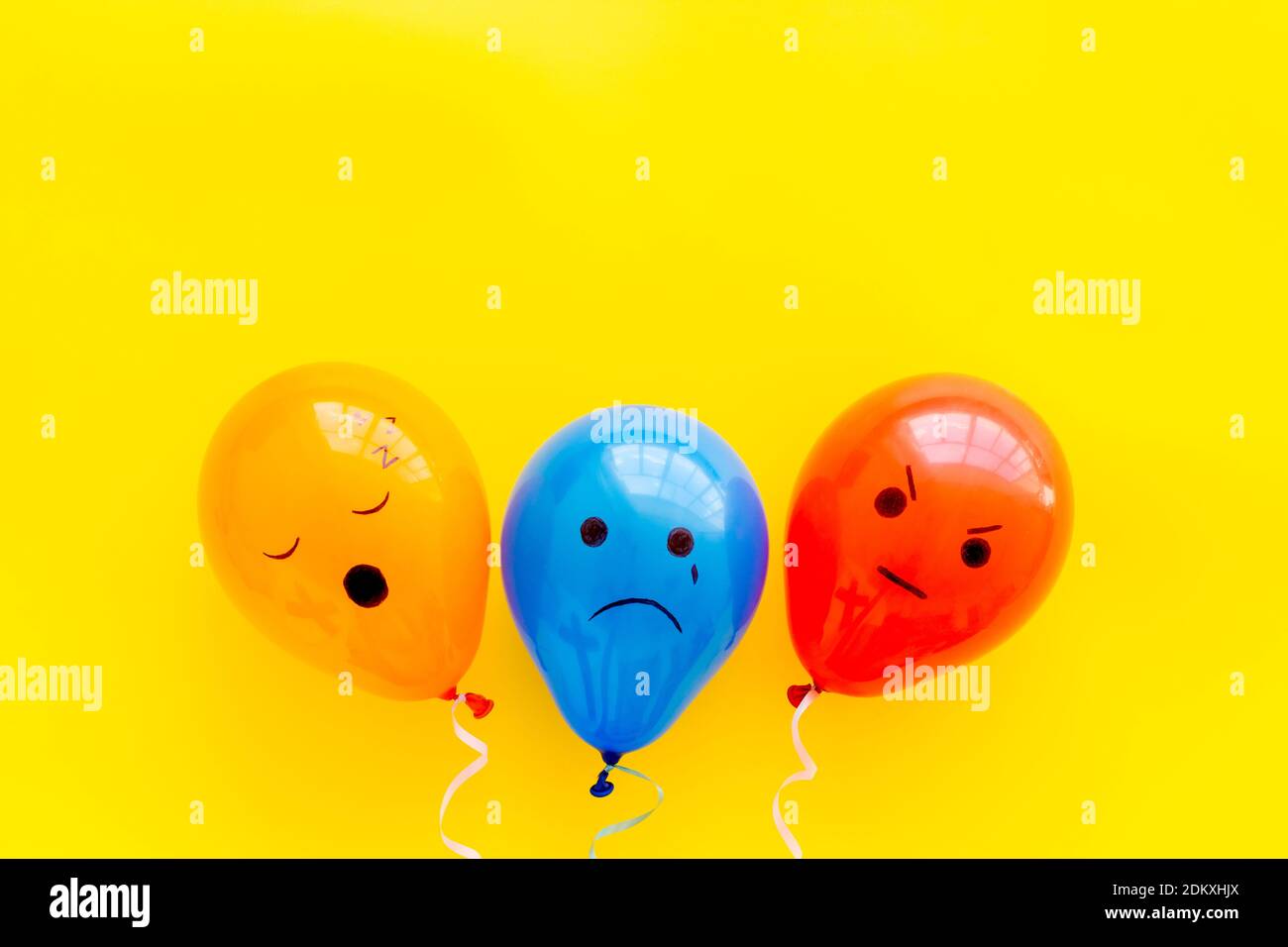 Emociones negativas pintadas en ballon. Enojado triste estado de ánimo de  fondo. Vista superior Fotografía de stock - Alamy