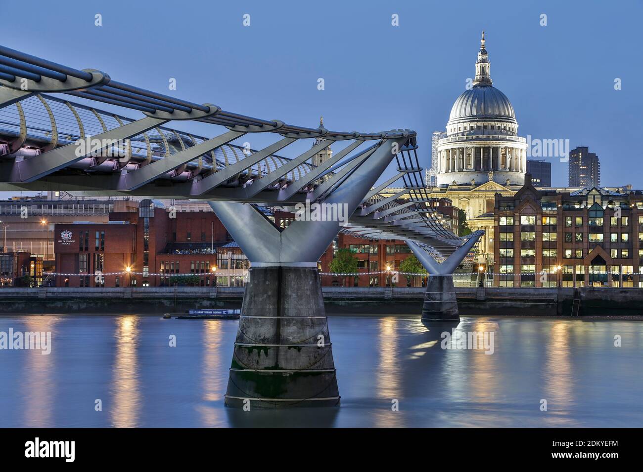 La Catedral de San Pablo, el puente Millennium y el Río Támesis, Londres, Inglaterra, Reino Unido Foto de stock