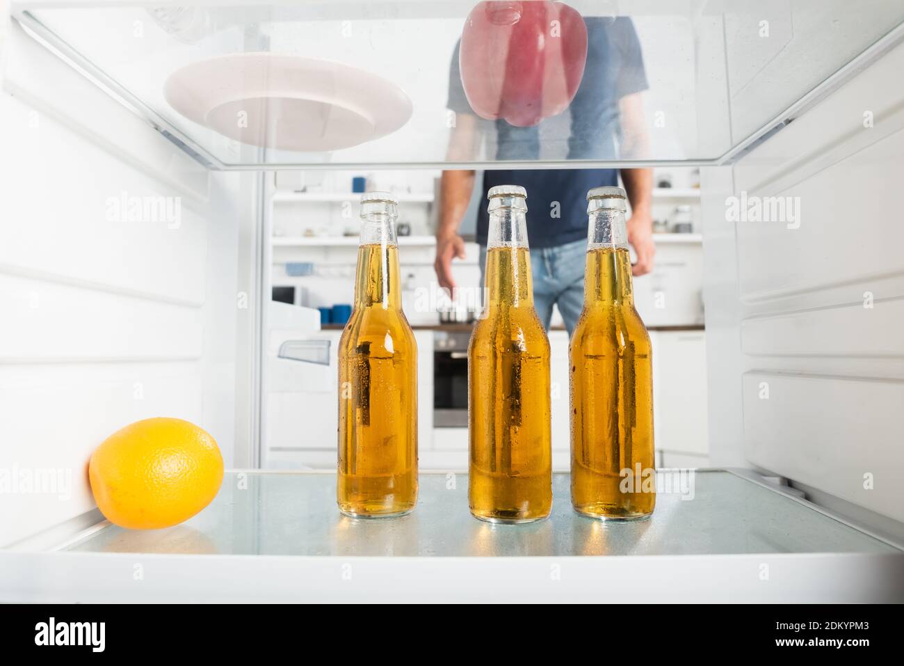 Mini Refrigerador Lleno De Botellas De Cerveza Y Agua En Una Habitación De  Hotel Fotos, retratos, imágenes y fotografía de archivo libres de derecho.  Image 82087860