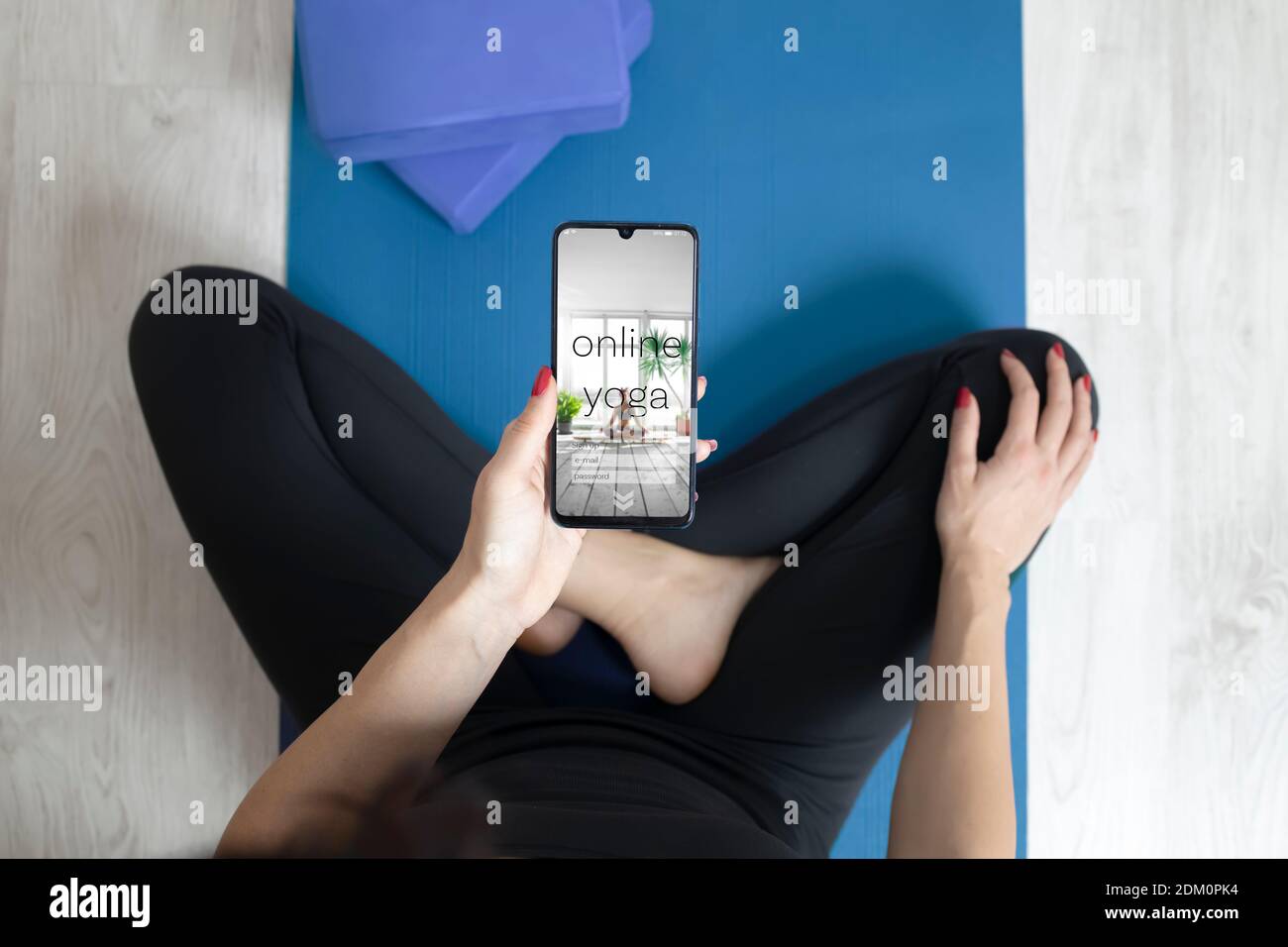 Uso del móvil para practicar yoga en casa Foto de stock