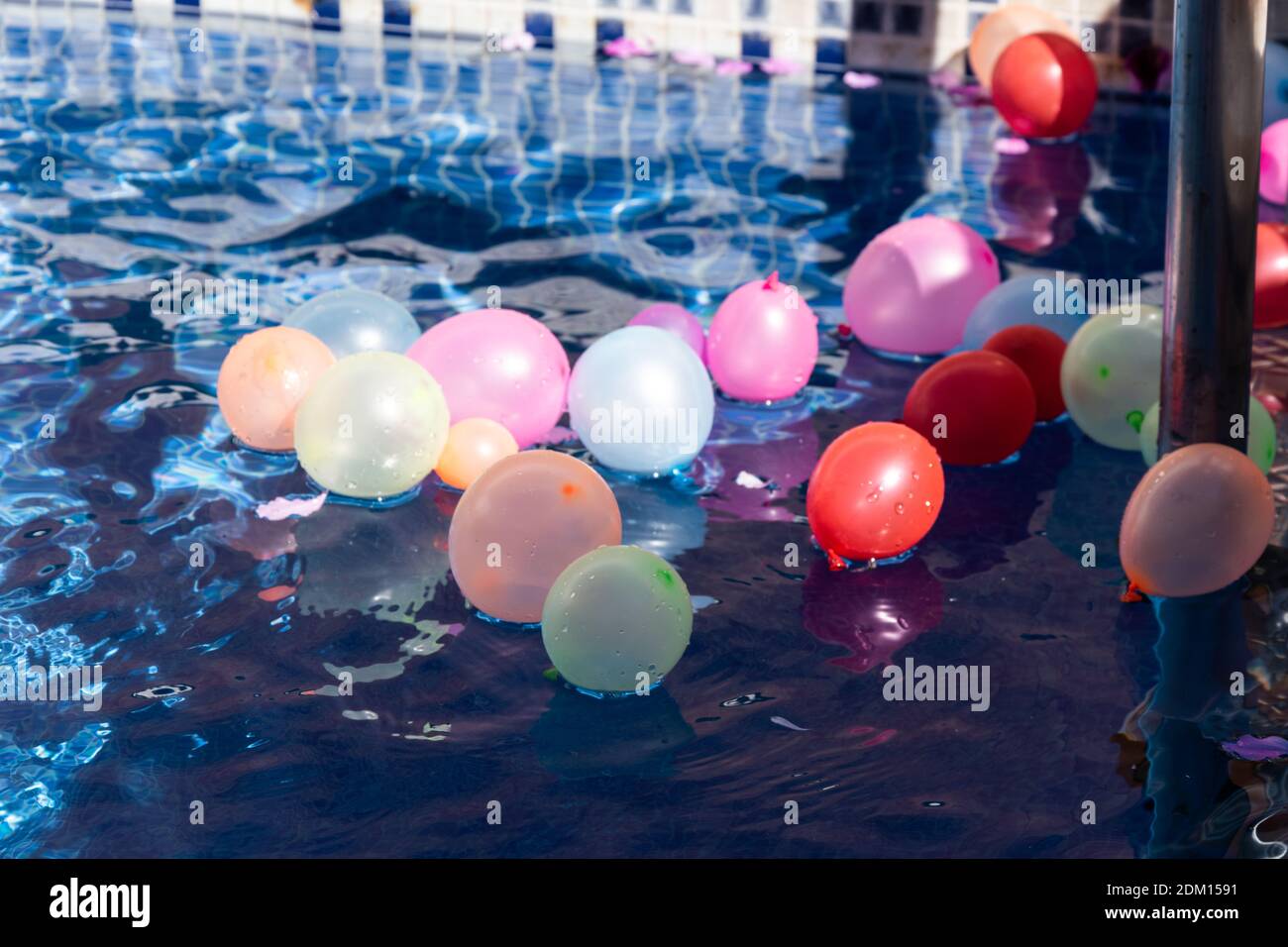 Globos en el agua de la piscina para una fiesta Fotografía de stock - Alamy