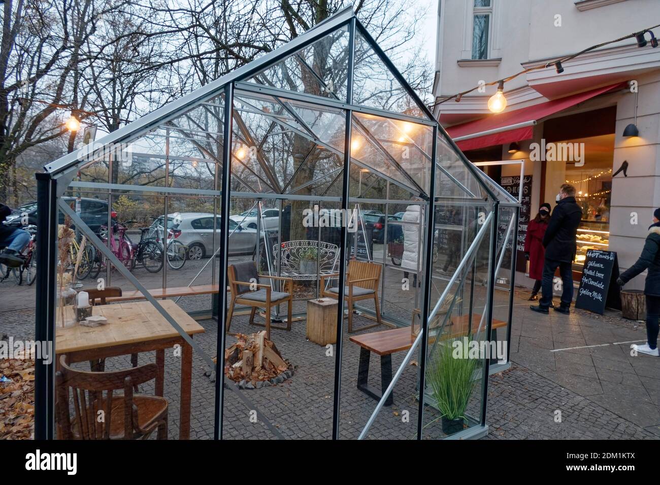 Gluehweinverkauf im Cafe Ahorn am Urbahnhafen in Kreuzberg waehrend des Corona-lockdowns am letzten Wochende vor dem harten Lockdown ab 16. Dezember m Foto de stock