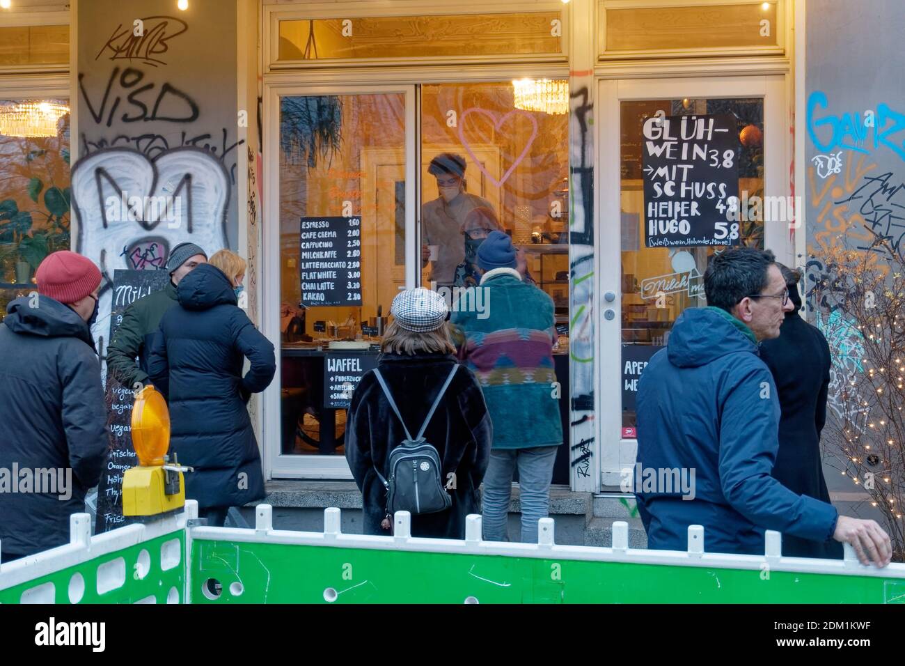 Schlange vor Gluehweinstand in der Grimmestrasse in Kreuzberg waehrend des Corona-lockdowns am letzten Wochende vor dem harten Lockdown ab 16. Dezembe Foto de stock