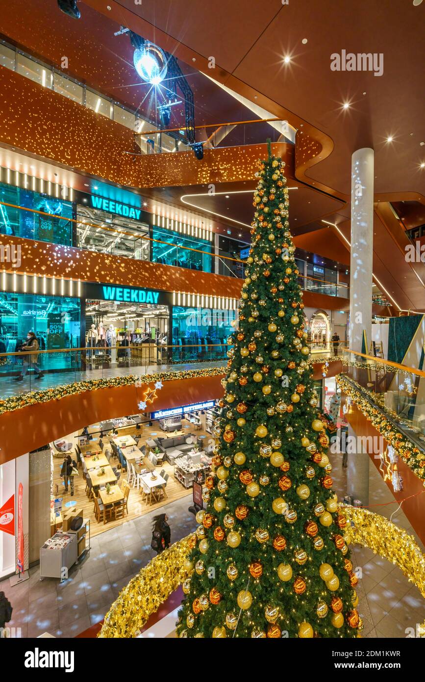 East Side Mall, Innenaufnahme, Weihnachtsbaum, Einkaufszentrum, Friedrichshain, Berlín Foto de stock