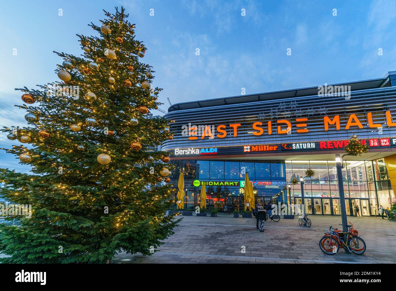 East Side Mall, Weihnachtsbaum, Einkaufszentrum, Friedrichshain, Berlín Foto de stock