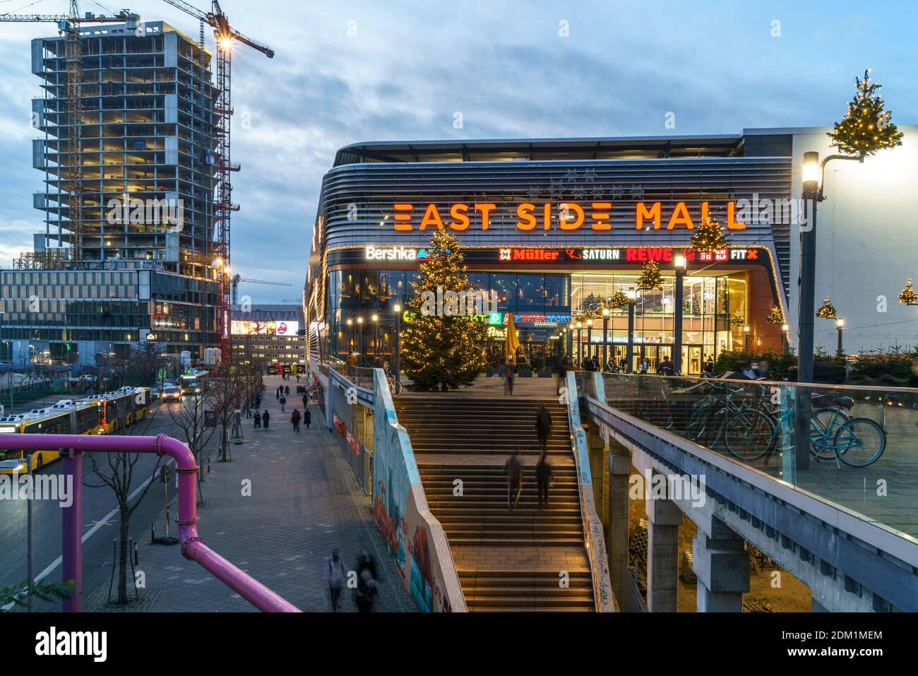 East Side Mall, Weihnachtsbaum, Einkaufszentrum, Friedrichshain, Berlín Foto de stock