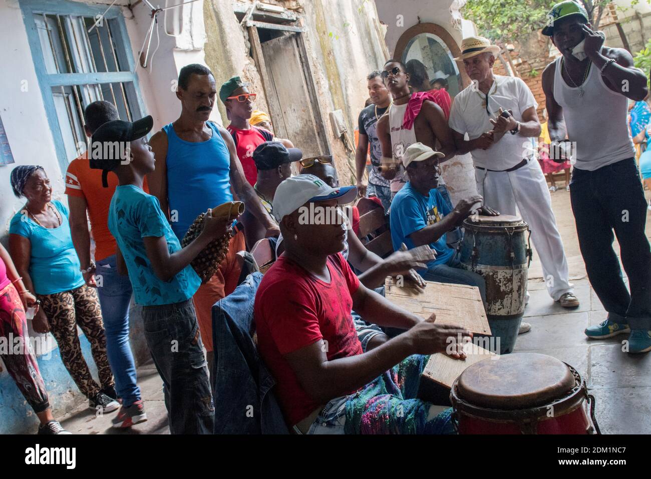 Religión santería seguidores baterias y hacer música en Trinidad, Cuba Foto de stock