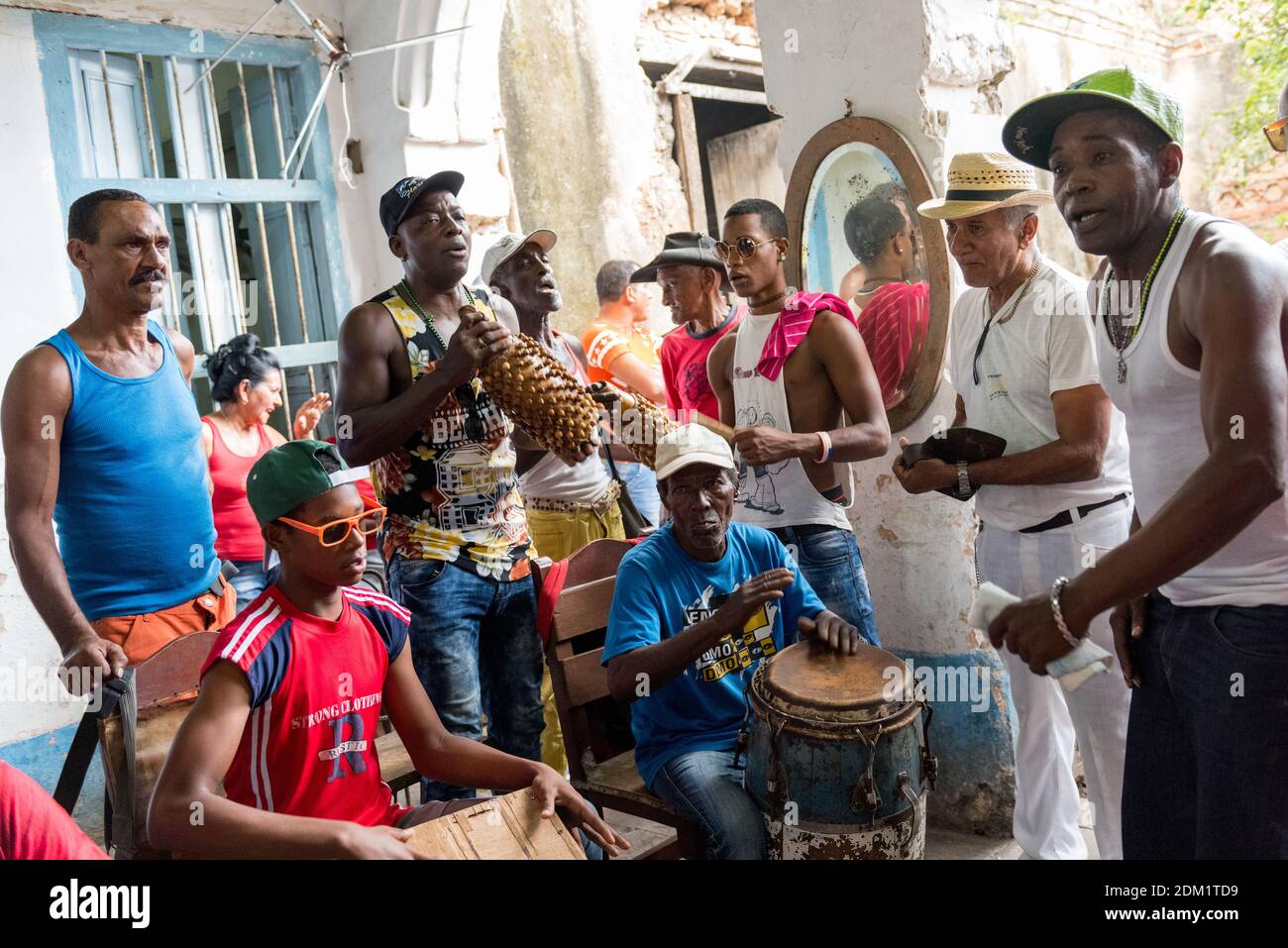 Religión santería seguidores baterias y hacer música en Trinidad, Cuba Foto de stock