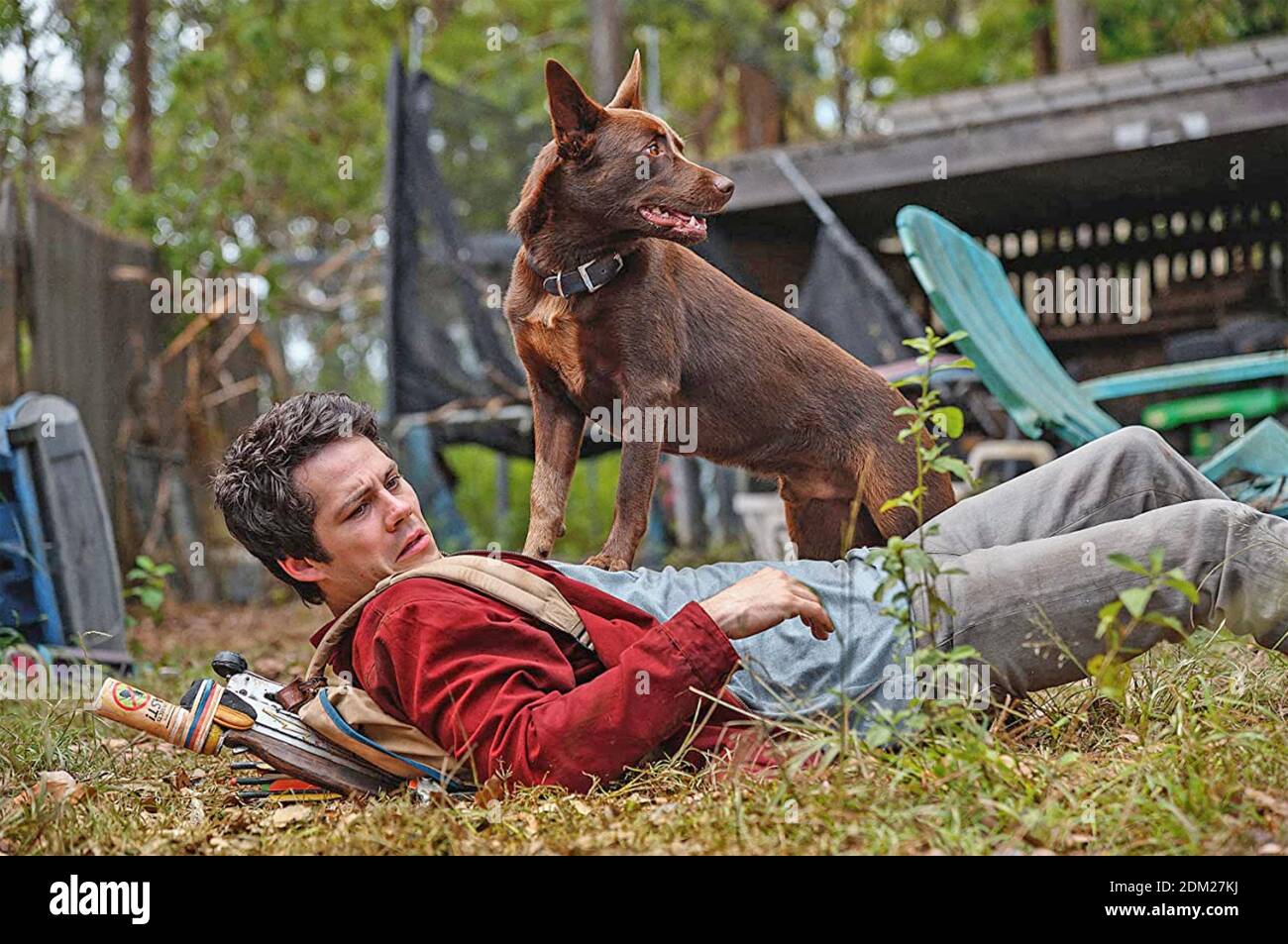 LOVE AND MONSTERS 2020 Paramount Pictures película con Dylan o'Brien Foto de stock