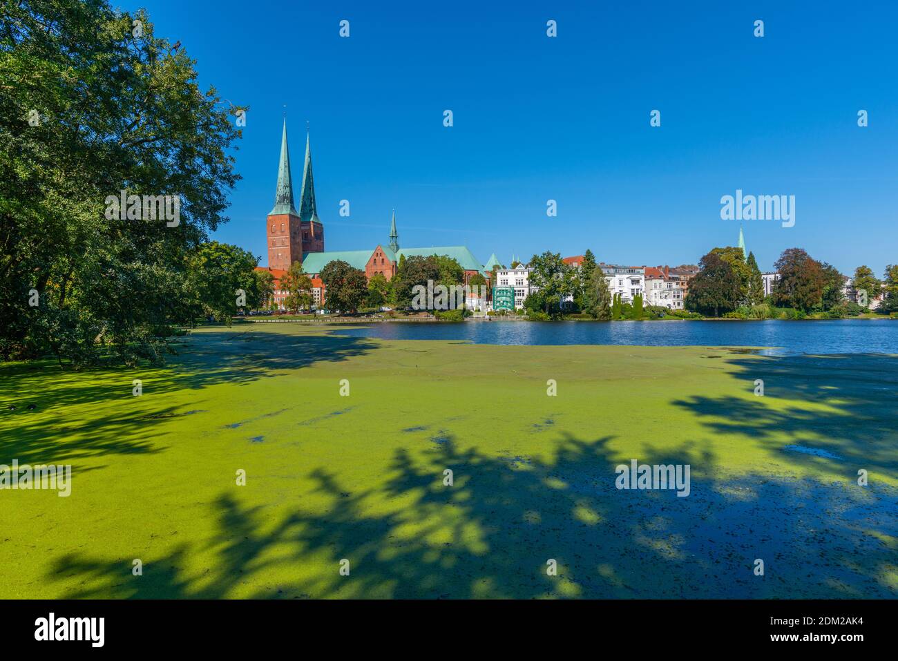 Lago Mühlenteich y Catedral, Ciudad hanseática de Lübeck, Schleswig-Holstein, Alemania del Norte, Europa Foto de stock