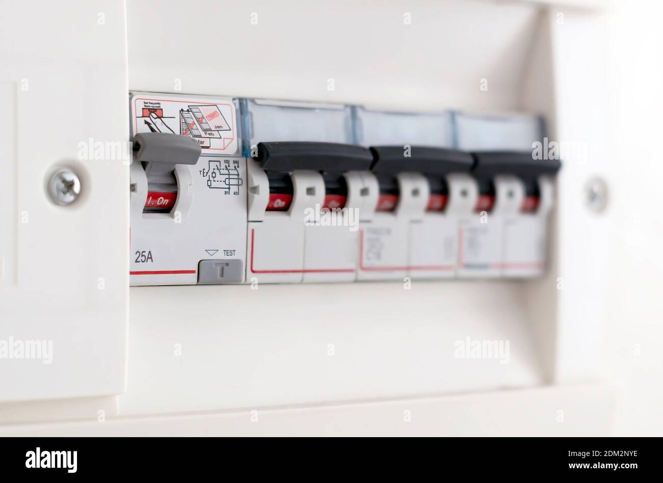 Detalle de un interruptor en una caja de fusibles doméstica. Servicio  eléctrico doméstico. Sistema automático de seguridad y corriente residual  Fotografía de stock - Alamy