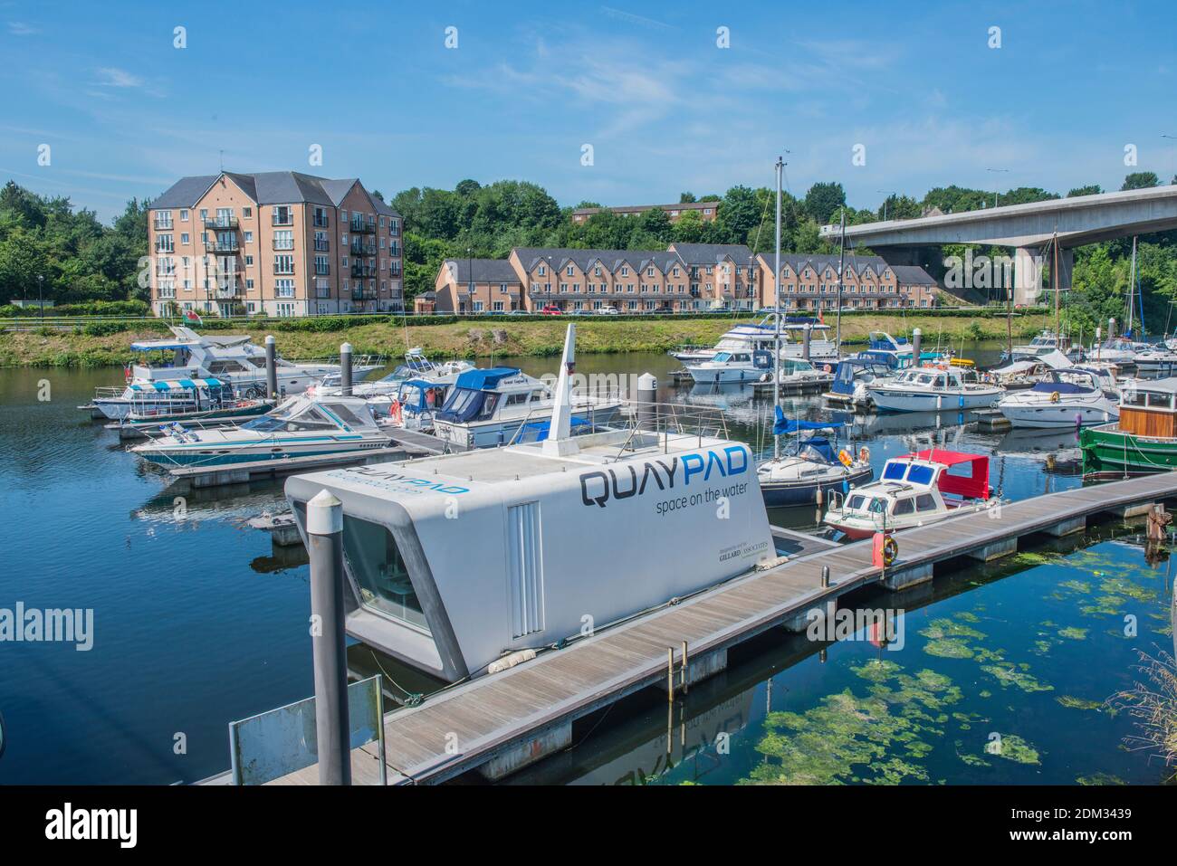 El río Ely justo al oeste de Cardiff con el puerto deportivo y el puente de raod visible. También nuevas viviendas en la orilla lejana. Foto de stock