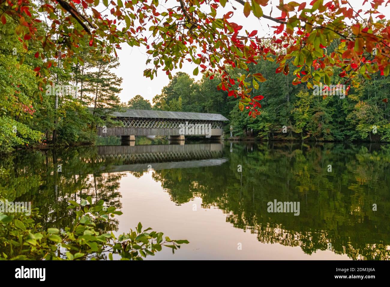 Paisaje escénico con puente cubierto en el Lago Stone Mountain en el Parque Stone Mountain cerca de Atlanta, Georgia. (EE.UU.) Foto de stock