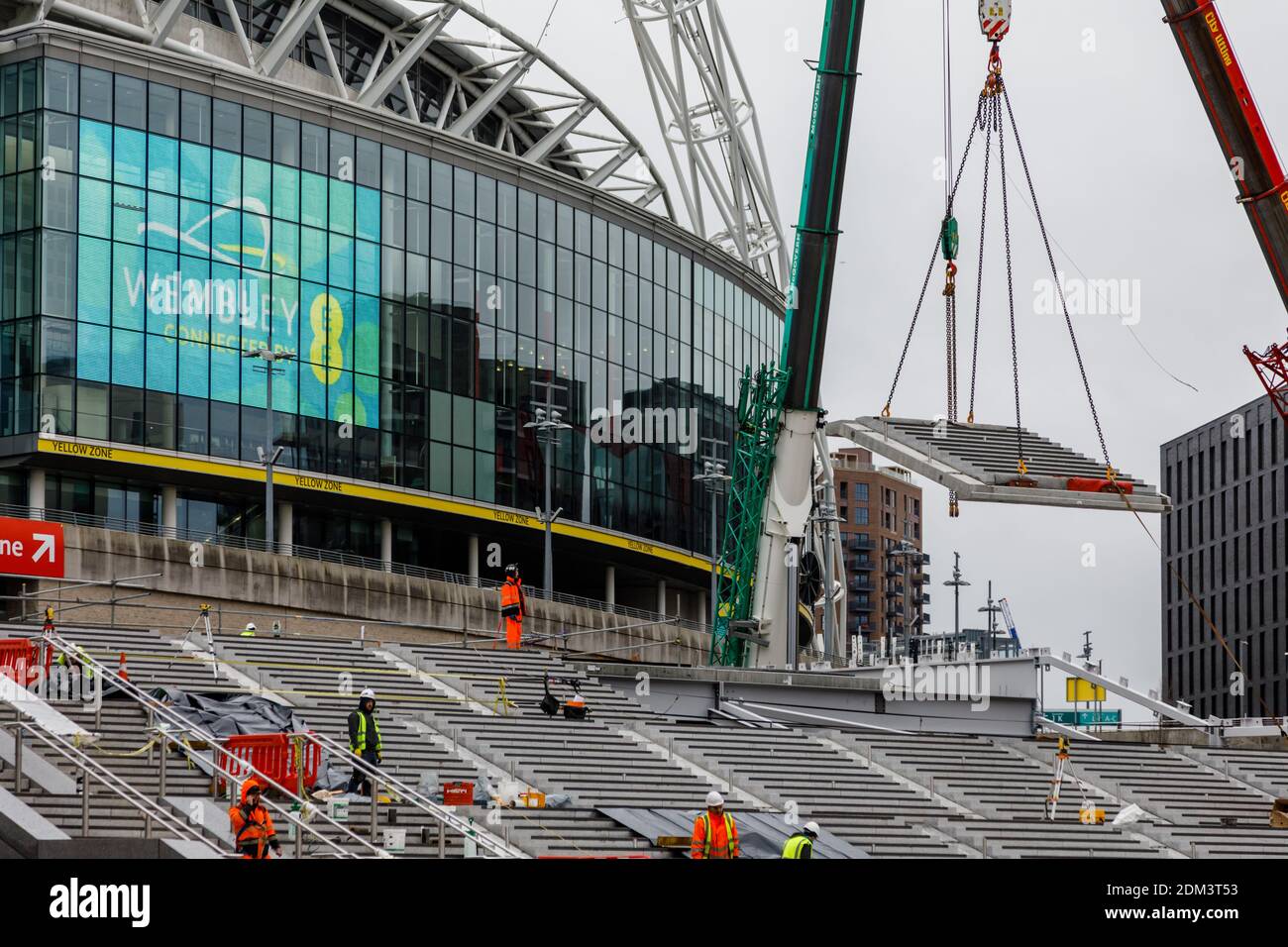 Wembley Stadium, Wembley Park, Reino Unido. 16 de diciembre de 2020. La construcción está casi terminada en el estadio Wembley, donde los últimos módulos de paso de hormigón prefundido se están levantando en su lugar. Los pasos olímpicos, que reemplazarán al recientemente demolido pedway, llevarán a los visitantes de Olympic Way al nivel de taquilla y a la pista de entrada. Para obtener más información sobre el proyecto, visite www.wembleypark.com/olympicsteps. Amanda Rose/Alamy Live News Foto de stock