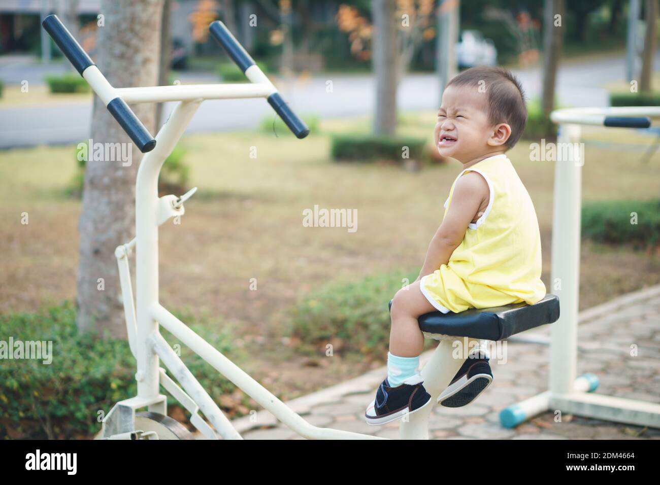 Bebe Asiatico Alrededor De 1 Ano Y 3 Meses Sentado La Maquina De Ejercicio En El Parque Fotografia De Stock Alamy Bebe Asiatico Alrededor De 1 Ano Y 3 Meses Sentado La Maquina De Ejercicio En El Parque Fotografia De Stock Alamy