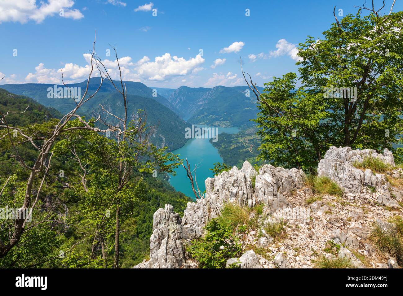 Punto de vista en el Parque Nacional de Tara, Serbia. Hermoso paisaje del cañón del río Drina y el lago Perucac. Foto de stock