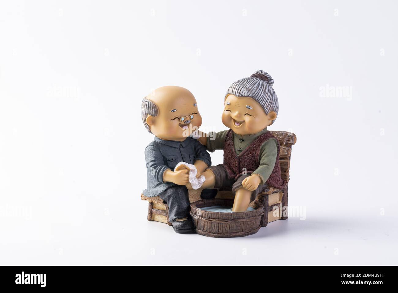 Las esculturas en miniatura de los abuelos sobre un fondo blanco Fotografía  de stock - Alamy