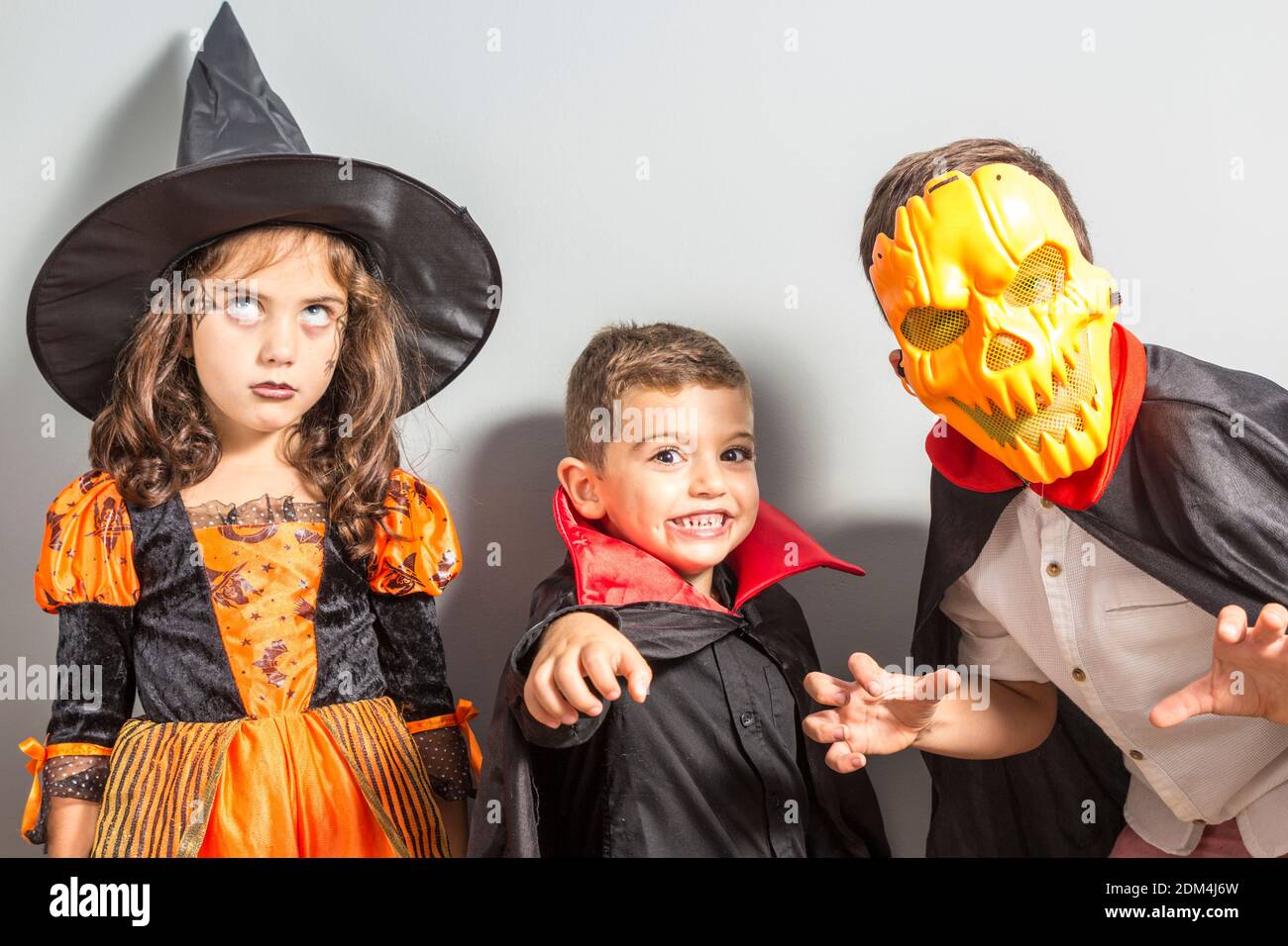 Hermanos en el traje de Halloween de pie contra la pared Fotografía de stock - Alamy Hermanos en el traje de Halloween de pie contra la pared Fotografía de stock - Alamy