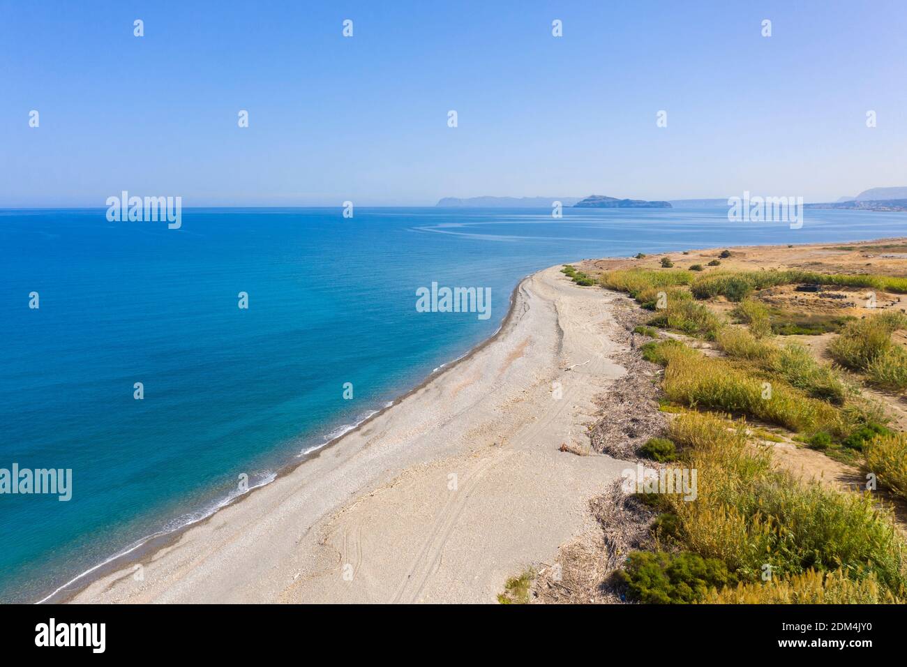 Vista aérea costera de la playa no desarrollada en Tavronitis, Creta, Grecia Foto de stock