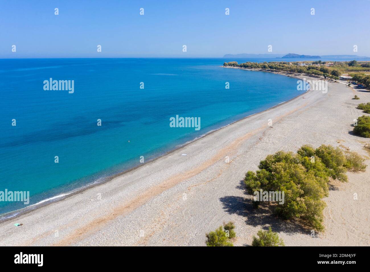 Vista aérea costera de la playa no desarrollada en Tavronitis, Creta, Grecia Foto de stock