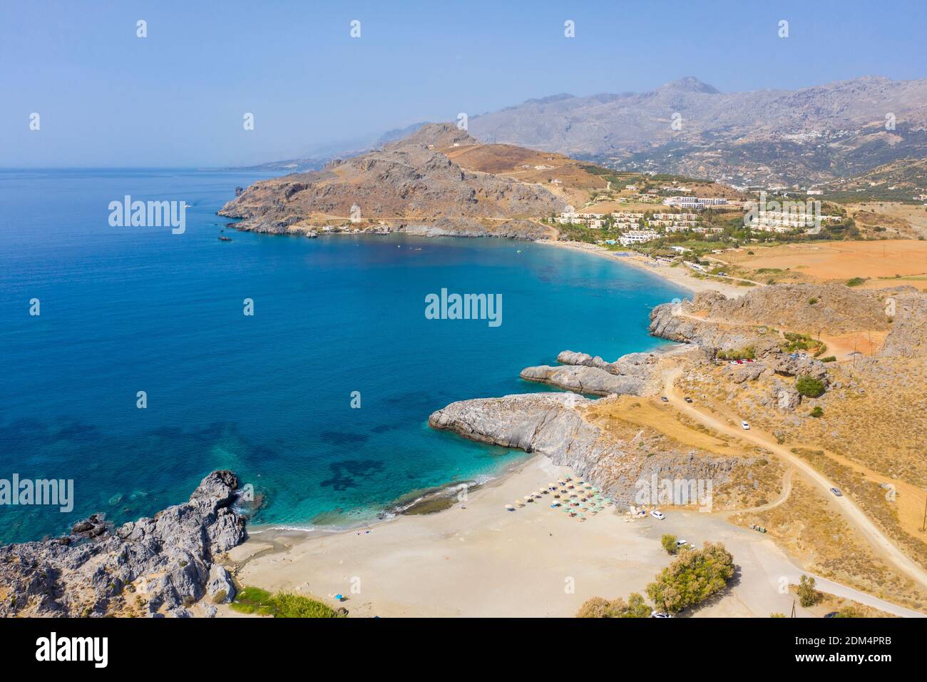 Vista aérea costera de la playa Ammoudi en la costa sur de Creta, Grecia Foto de stock