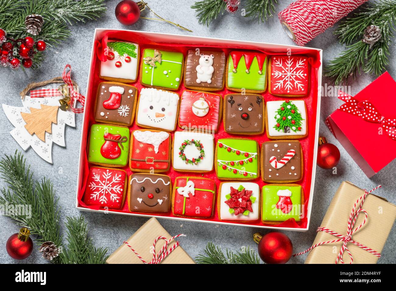 Galletas de jengibre de Navidad como calendario de adviento en la caja  actual con decoraciones de vacaciones Fotografía de stock - Alamy