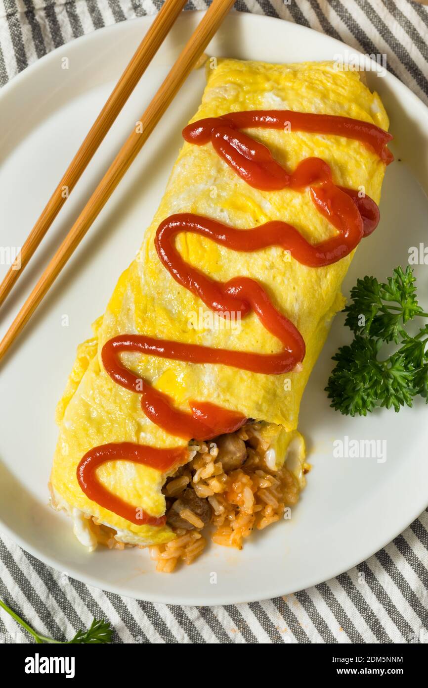 Tortilla casera de arroz japonés Omurice con ketchup Fotografía de stock -  Alamy