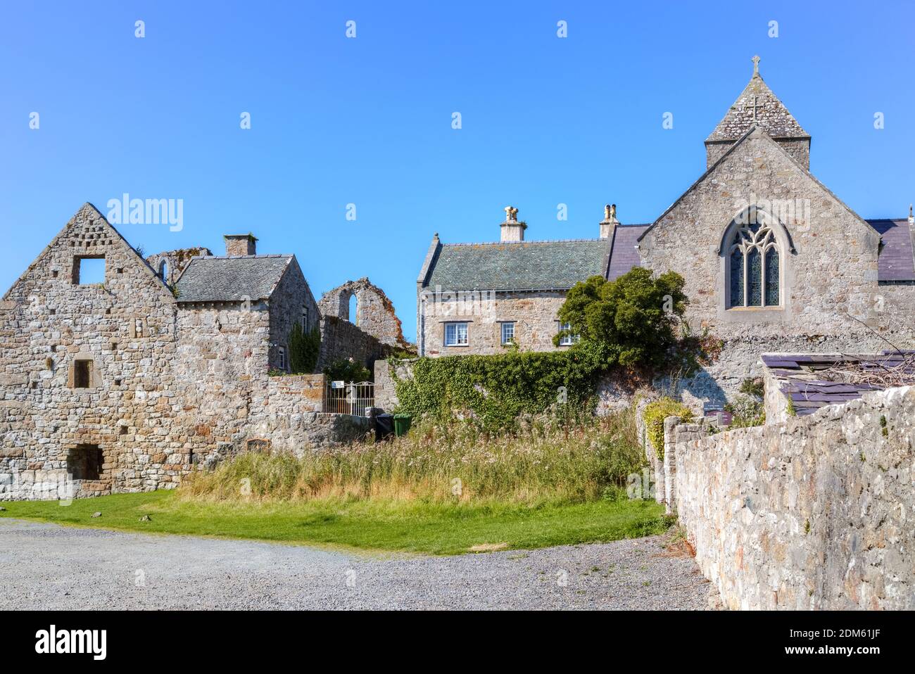 Penmon Priory, Isla de Anglesey, Gales, Reino Unido Foto de stock