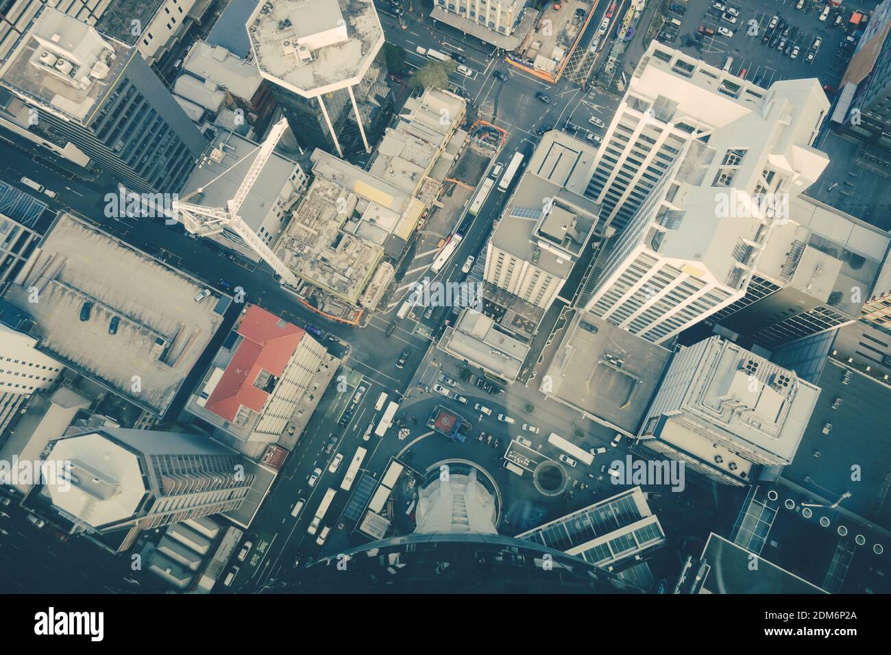 Un alto ángulo de visualización de la calle en medio de los edificios en la ciudad Foto de stock