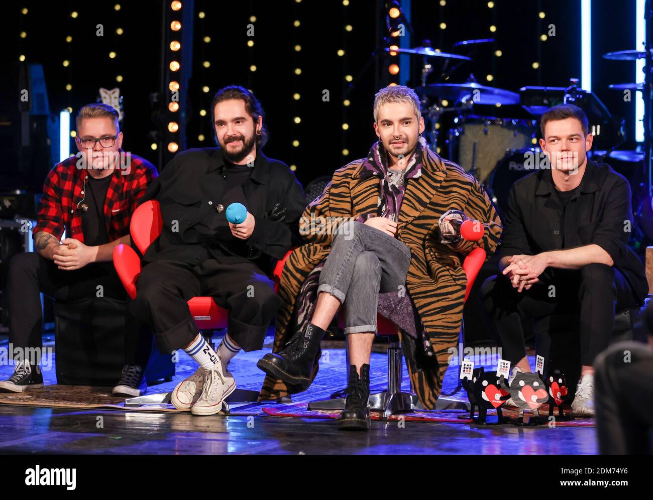 Halle, Alemania. 16 de diciembre de 2020. La banda Tokio Hotel (l-r: Gustav  Schäfer, Tom y Bill Kaulitz y Georg Listing) se sienta en un escenario  durante el programa de radio 'Amigos