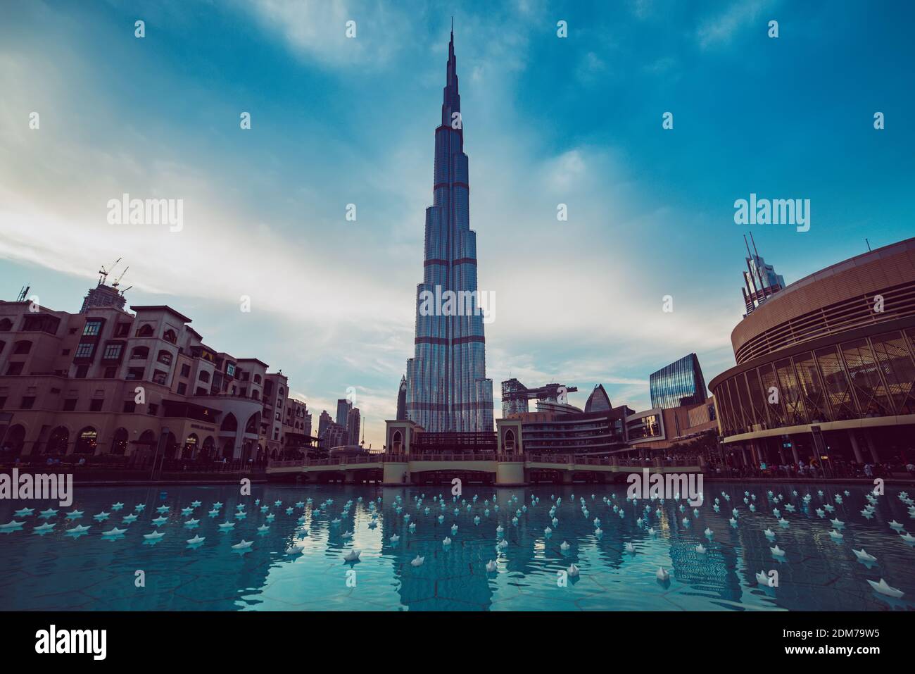 Burj Khalifa en Dubai, EAU. El edificio más alto del mundo, atracción de viajes con piscina azul en primer plano Foto de stock