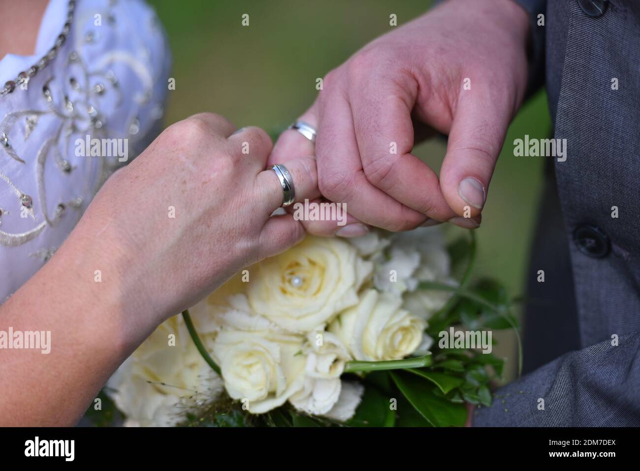 Sección media de anillos de colocación para parejas de boda Fotografía de  stock - Alamy