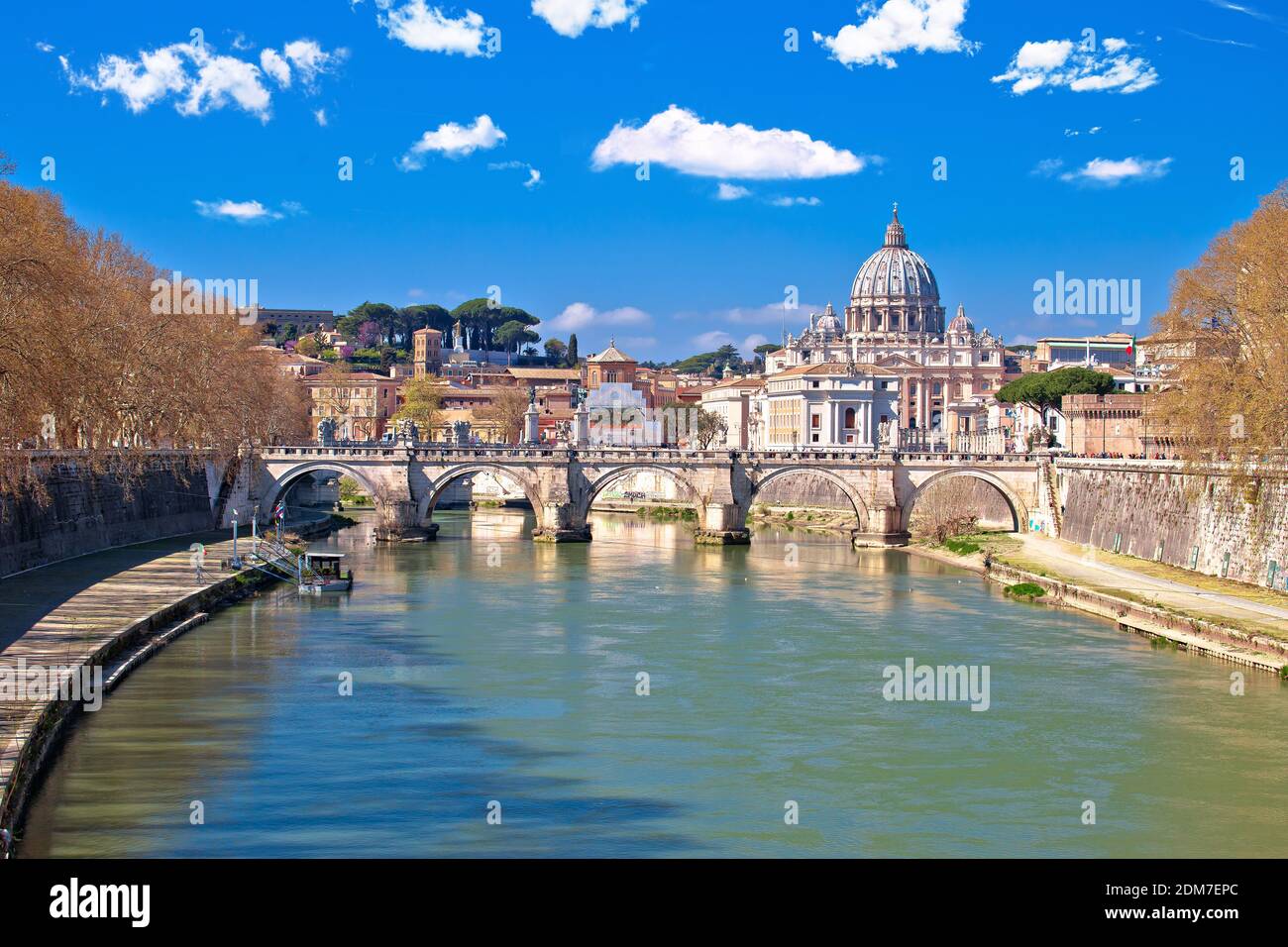 Roma. Río Tíber y el histórico paisaje urbano de Roma y la vista del Vaticano, capital de Italia Foto de stock