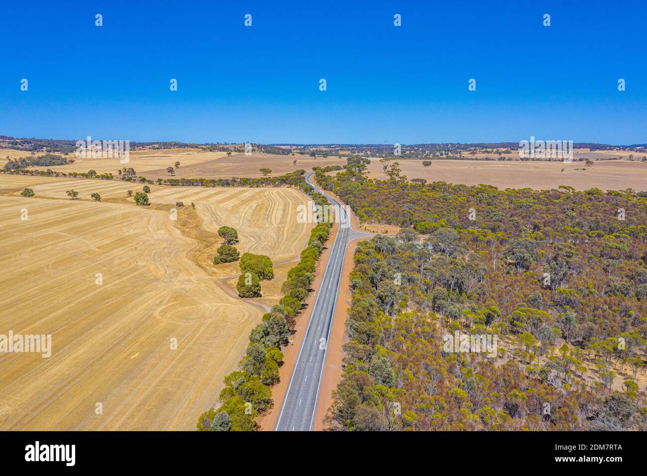 Carretera que atraviesa el interior de Australia Occidental Foto de stock