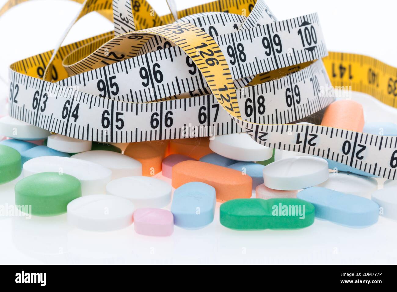 Medicamentos con cinta métrica sobre fondo blanco Fotografía de stock -  Alamy