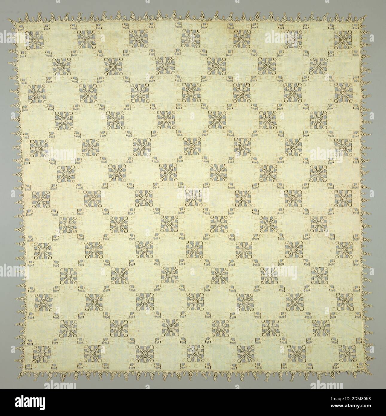 Mantel, Medio: Lino Técnica: corte con puntadas de relleno hechas con aguja  (retiella) y bordado, tela cuadrada con muchos cuadrados de recticella en  dos tamaños que se ejecutan en líneas diagonales sobre