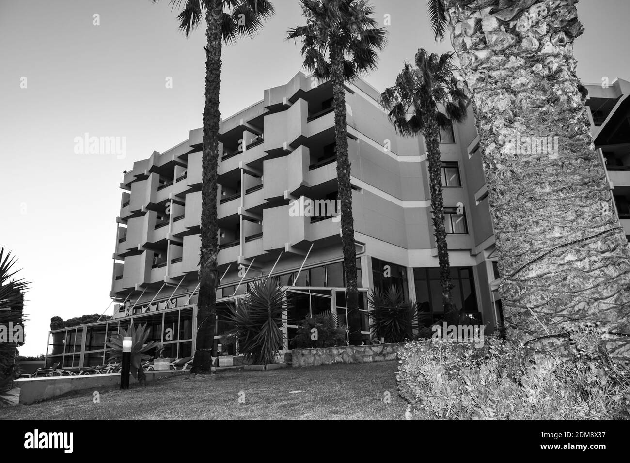 Fachada del hotel en blanco y negro que representa los tiempos oscuros para los turistas Foto de stock