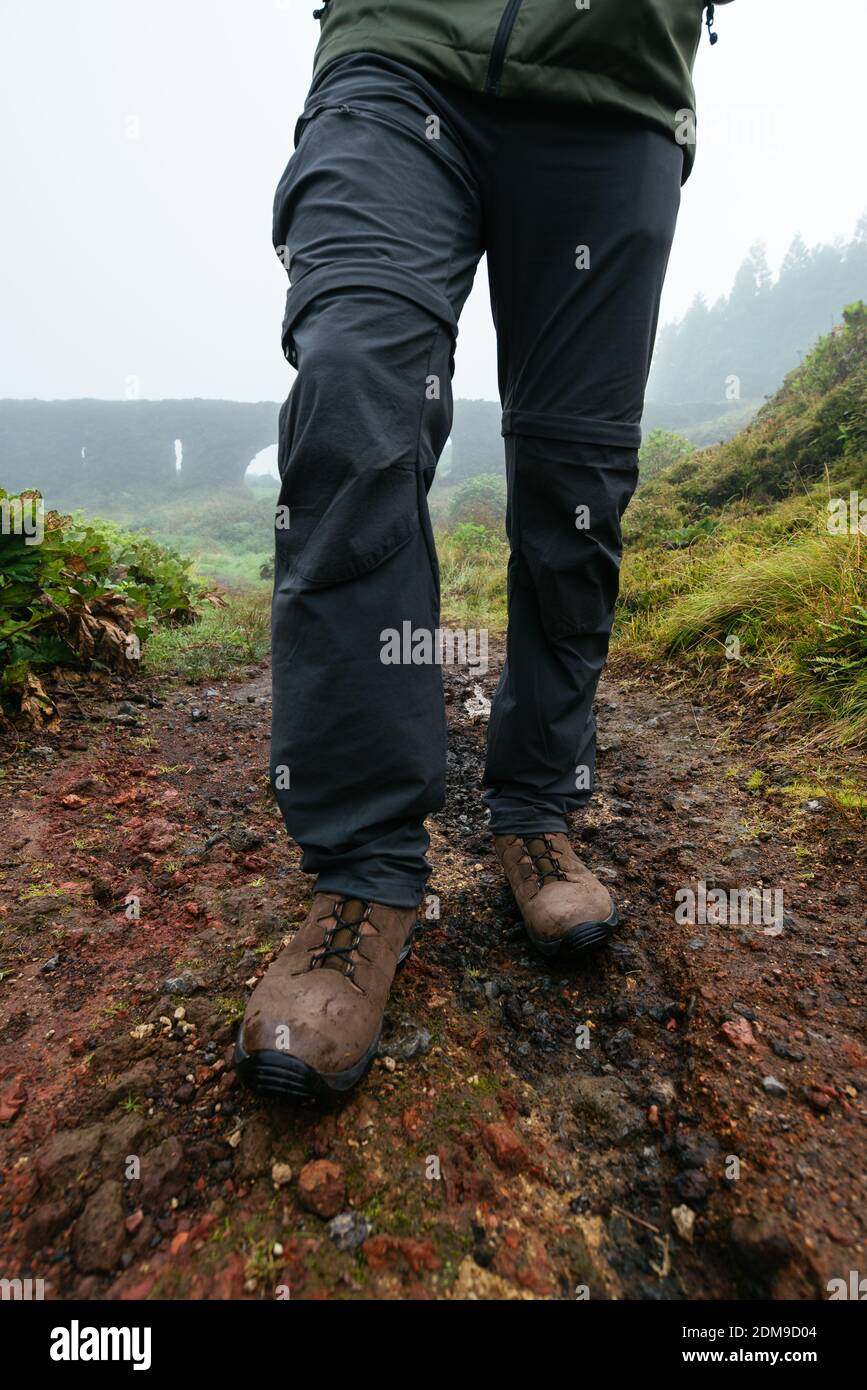 Closeup imagen de una mujer de senderismo con botas de trekking en la cima  de la montaña