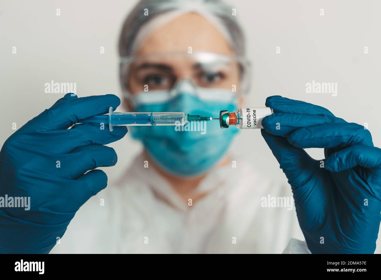 doctor femenino que sostiene la vacuna covid-19 en las manos Foto de stock